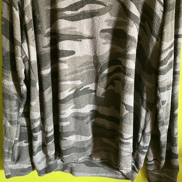 Buffalo David Bitton Green Camo Long sleeve Top Size L - Picture 3 of 5